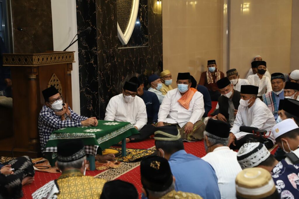 Walikota Malang, H Sutiaji (kemeja kotak - kotak) berbicara dihadapan para jamaah Masjid Fatimah dalam rangkaian safari Ramadhan