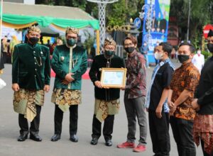 Walikota Malang, H Sutiaji memberikan penghargaan dalam rangkaian menyambut HUT Kota Malang ke 108 di halaman Balaikota Malang