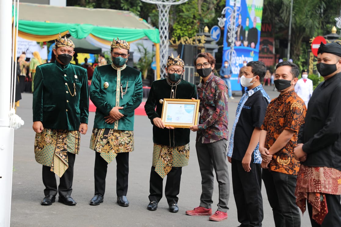 Walikota Malang, H Sutiaji memberikan penghargaan dalam rangkaian menyambut HUT Kota Malang ke 108 di halaman Balaikota Malang