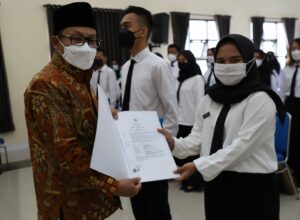 Walikota Malang, H Sutiaji menyerahkan surat pengangkatan kepada salah satu CPNS