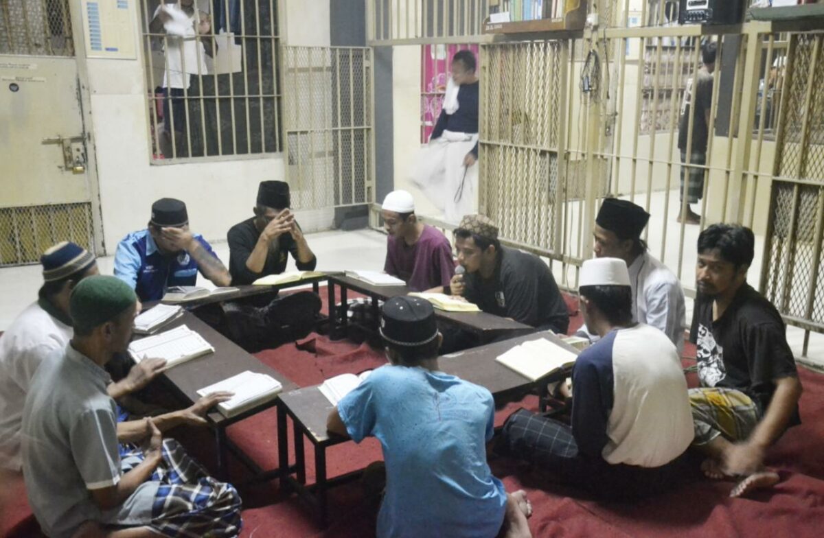 Warga binaan pemasyarakatan (WBP) Lapas Kelas 1 Malang, tadarus Al Quran di Ponpes At Taubah yang berada di dalam Lapas