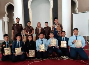 Jaksa Kejari Kota Batu pose bersama pendidik dan siswa International Islamic Boarding Scholl Al - Izzah