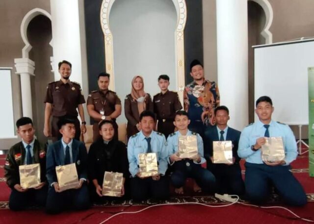 Jaksa Kejari Kota Batu pose bersama pendidik dan siswa International Islamic Boarding Scholl Al - Izzah