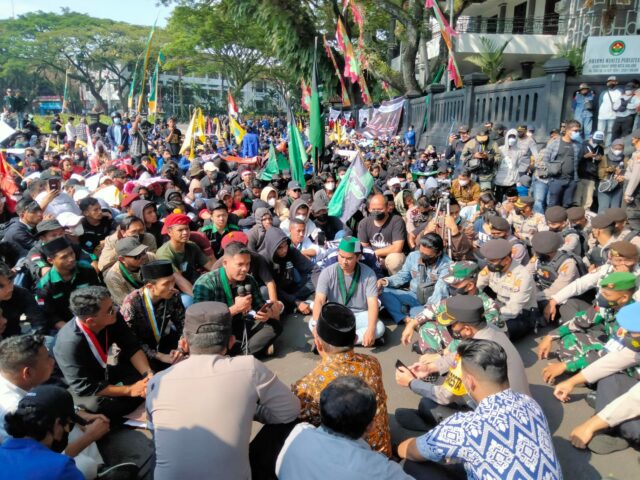 WhatsApp Image 2022-04-14 at 7.19.51 PM Pemandangan yang sangat menyejukkan kala Kapolresta Malang Kota Kombes Pol Budi Hermanto bersama Ketua DPRD Kota Malang I Made Riandiana Kartika dan Dandim 0833/Kota Malang Letkol Kav Heru Widodo duduk lesehan bersama para peserta aksi Unras sambil mendengarkan aspirasi mereka.
