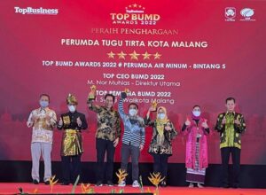 Direktur Utama Perumda Air Minum Tugu Tirta Kota Malang, M Nor Muhlas S.Pd, M.Si bersama jajaran usai menerima penghargaan TOP BUMD Awards 2022 (ist)