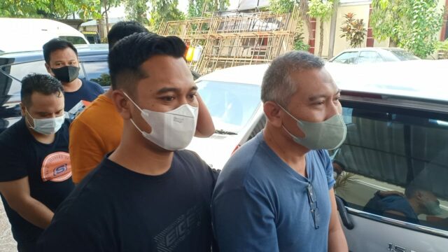Bambang Suryo alias BS datang memakai kaos warna abu-abu dan bercelana pendek serta memakai sandal jepit bersama tersangka lainnya dikawal tim penyidik Polda Jatim saat menuju ruang Pidum Kejari Kota Malang