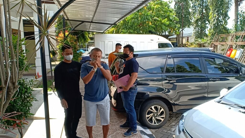 Bambang Suryo alias BS datang memakai kaos warna abu-abu dan bercelana pendek serta memakai sandal jepit bersama tersangka lainnya dikawal tim penyidik Polda Jatim saat menuju ruang Pidum Kejari Kota Malang