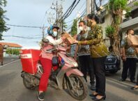 Ketua IAD Tanjung Perak Eka Kasna membagikan paket bingkisan Takjil bagi pengendara di Jalan Kemayoran Baru, Surabaya/ Junaedi (surabayapost.id)