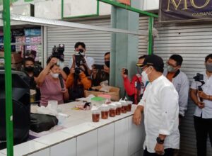 Wiwik Puji Sri Harini, penjual onde - onde di Pasar Bunulrejo, beruntung mendapat saweran dari Walikota Malang