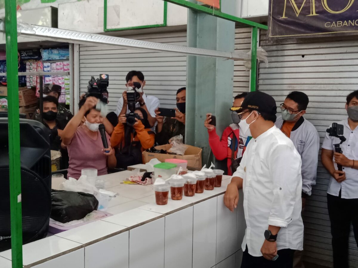 Wiwik Puji Sri Harini, penjual onde - onde di Pasar Bunulrejo, beruntung mendapat saweran dari Walikota Malang