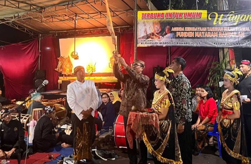 Wakil Walikota Malang, Sofyan Edi Jarwoko mengapresiasi pagelaran wayang kulit yang digelar warga Bandulan, Kecamatan Sukun, Kota Malang, Jawa Timur, Jumat (13/05/2022) malam
