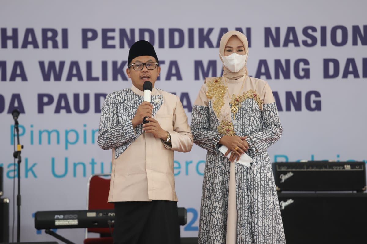 Walikota Malang, H Sutiaji bersama Bunda Paud Kota Malang Hj Widayati Sutiaji (ist)