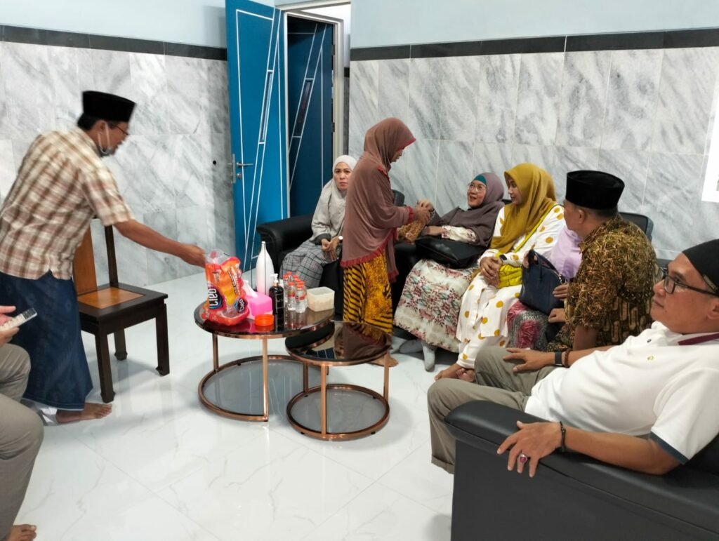 Usai menempuh perjalanan panjang, keluarga besar H Aminoellah Malang bertemu keluarga di Sampang Madura