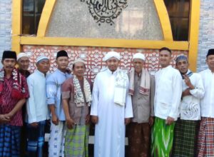 Ustad Taufiq (tengah) pose bersama jamaah Masjid Babul Hidayah usai pelaksanaan Sholat IdulFitri 1443 Hijriah