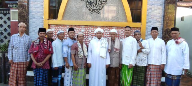 Ustad Taufiq (tengah) pose bersama jamaah Masjid Babul Hidayah usai pelaksanaan Sholat IdulFitri 1443 Hijriah