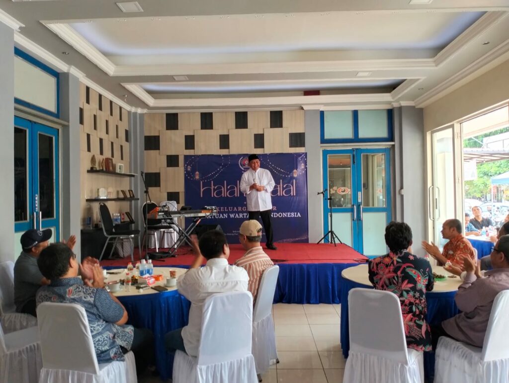 Ketua DPRD Kota Malang, I Made Rian Diana Kartika, memberikan sambutan dalam acara Halal Bihalal yang digelar PWI Malang Raya