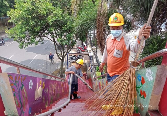 Respon cepat petugas kebersihan Kota Malang, menjaga kebersihan di momen libur panjang lebaran. (ist)