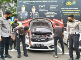 Proses pelepasan sirine mobil Brio di Polresta Malang Kota