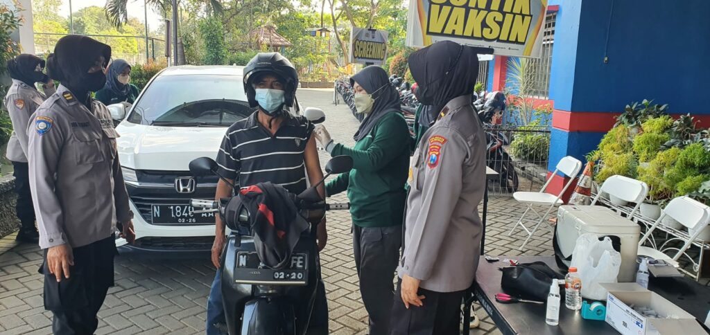 Vaksinasi Drive Thru yang digelar Polresta Malang Kota di area parkir Stadion Gajayana (ist)