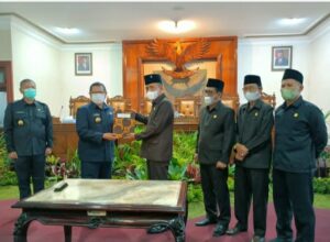 Bupati Tulungagung Drs. Maryoto Birowo, M.M dan Ketua DPRD Kabupaten Tulungagung, Marsono, S.sos menunjukan bukti penyampaian Ranperda