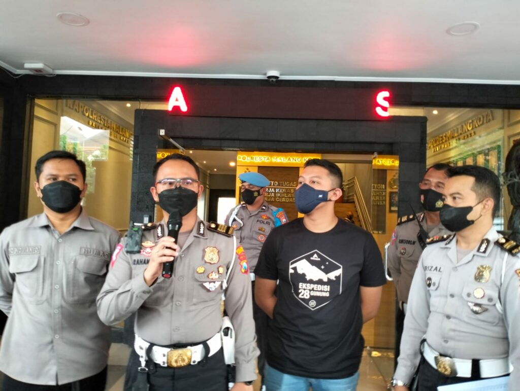 Kanit Reg Ident Polresta Malang Kota AKP Rahandi Gusti Pradana dalam konfrensi pers