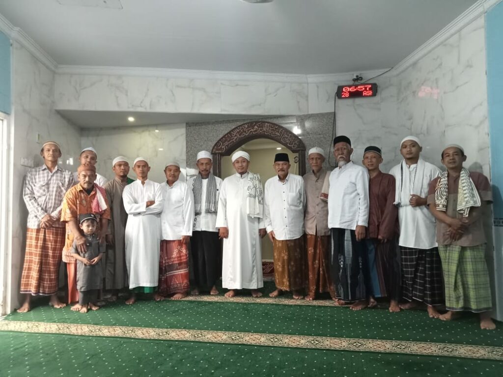 Ustad Taufiq (tengah) pose bersama takmir Masjid Babul Hidayah usai pelaksanaan Sholat IdulFitri