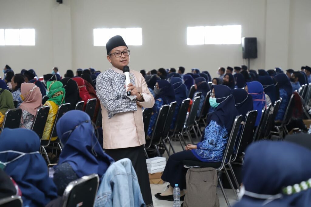 Walikota Malang, H Sutiaji saat memberikan wejangan di hadapan para Kepala Sekolah SD di acara Halal Bihalal