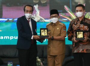 Direktur Polinema, Supriatna Adhisuwignjo, ST., MT, memberikan cinderamata kepada Walikota Malang, H Sutiaji