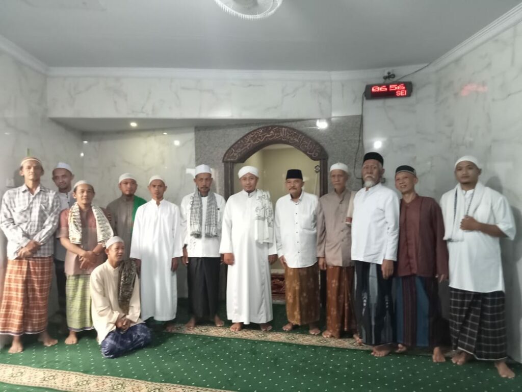 Ustad Taufiq (tengah) pose bersama takmir Masjid Babul Hidayah usai pelaksanaan Sholat IdulFitri