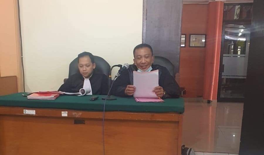JPU dari Kejaksaan Negeri Kota Malang, Herianto, SH, MH, membacakan dakwaan pada sidang perdana dengan empat terdakwa yang diduga mafia bola
