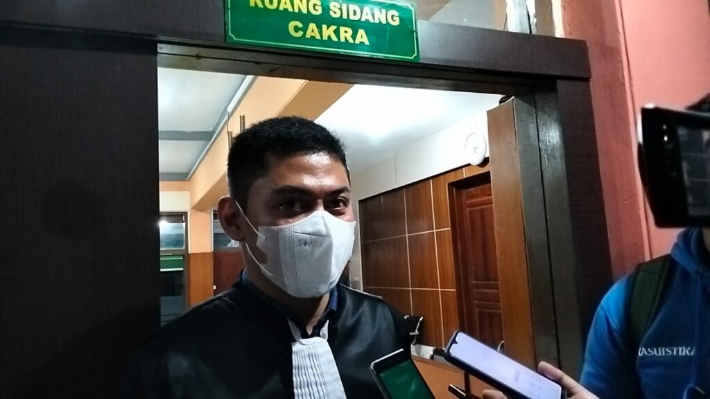 Jaksa Penuntut Umum (JPU), Rusdianto Hadi Sarosa, memberikan keterangan kepada wartawan terkait hasil persidangan