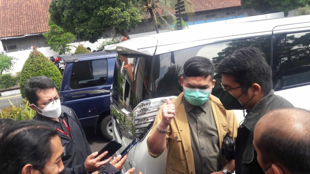 Jeffry Simatupang, SH, MH bersama tim saat memberikan keterangan kepada wartawan1
