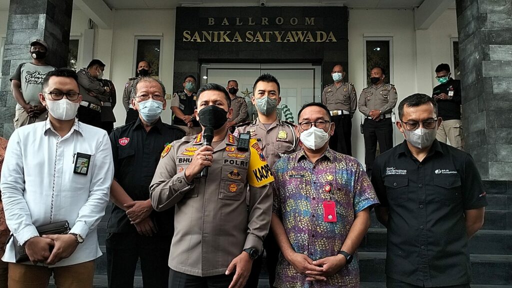 Kapolresta Malang Kota, Kombes Pol Budi Hermanto, memberikan keterangan kepada wartawan
