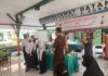 Kasi Intelijen Kejari Tanjung Perak Putu Arya Wiguna bersama Siswa-Siswi SMPN 2 Surabaya saat diskusi menjawab pertanyaan game yang berikan tim Jaksa Masuk Sekolah/Junaedi (SurabayaPost.id)