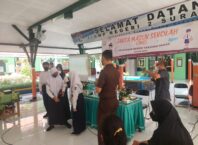 Kasi Intelijen Kejari Tanjung Perak Putu Arya Wiguna bersama Siswa-Siswi SMPN 2 Surabaya saat diskusi menjawab pertanyaan game yang berikan tim Jaksa Masuk Sekolah/Junaedi (SurabayaPost.id)
