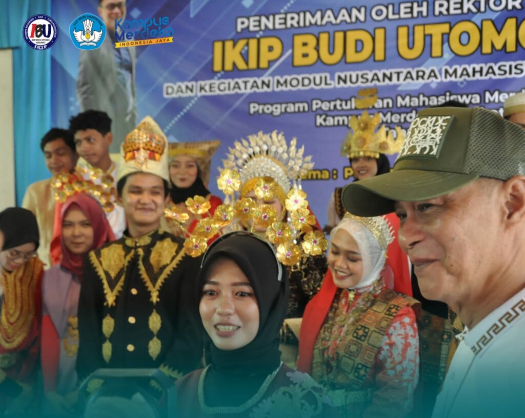 Mahasiswa dari perguruan tinggi se Indonesia, yang tergabung dalam Pertukaran Mahasiswa Merdeka (PMM), usai diterima resmi oleh Rektor IKIP Budi Utomo, Dr H Nurcholis Sunuyeko, MSi (ist)