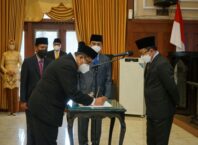 Penandatanganan pakta integritas oleh pejabat baru disaksikan langsung oleh Wali Kota Malang, H Sutiaji (ist)