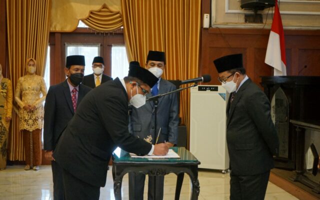 Penandatanganan pakta integritas oleh pejabat baru disaksikan langsung oleh Wali Kota Malang, H Sutiaji (ist)
