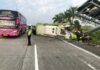 Petugas kepolisian mengatur arus lalu lintas di lokasi kecelakaan Bus di Tol Sumo