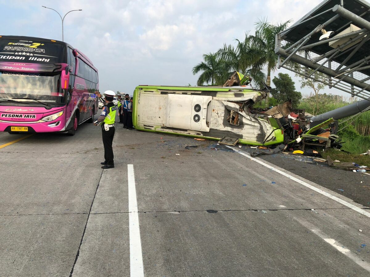 Petugas kepolisian mengatur arus lalu lintas di lokasi kecelakaan Bus di Tol Sumo