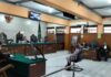 Terdakwa I oknum notaris saat mendengarkan vonis dalam sidang dengan agenda putusan yang digelar di ruang Cakra Pengadilan Negeri Kota Malang