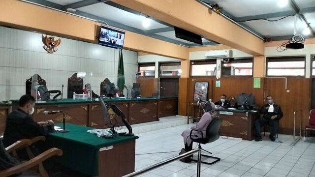 Terdakwa I oknum notaris saat mendengarkan vonis dalam sidang dengan agenda putusan yang digelar di ruang Cakra Pengadilan Negeri Kota Malang