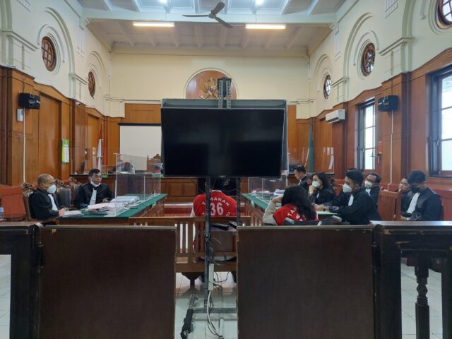 Terdakwa Lim Victory Halim dan Annie Halim memberikan keterangan dalam persidangan/Junaedi (SurabayaPost.id)