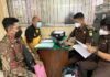 Tim penyidik Kejaksaan Negeri Kota Malang saat melakukan pemeriksaan terhadap tersangka AM (baju kaos kuning) di Rutan Medaeng. (ist)