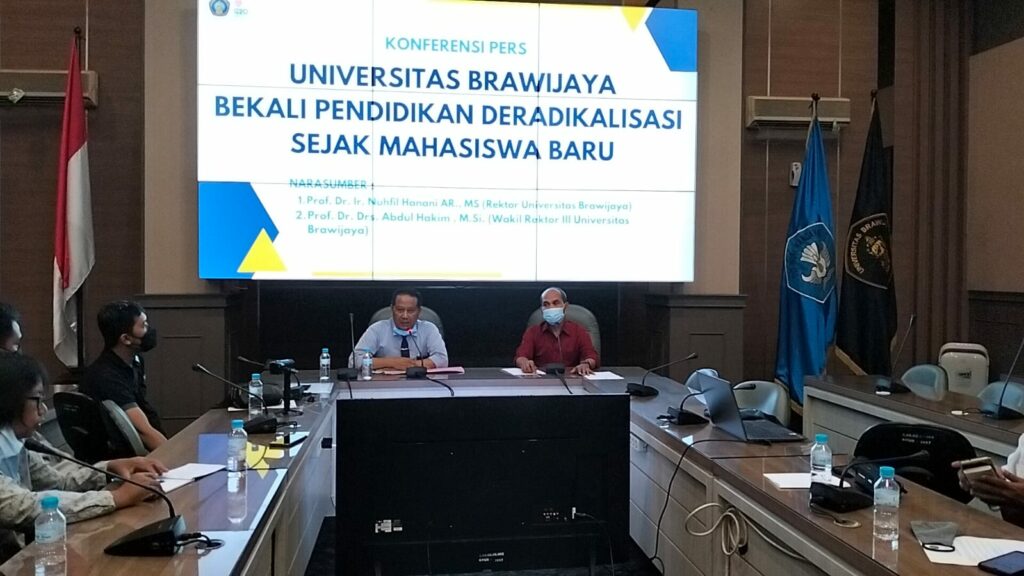 Universitas Brawijaya (UB) yang di wakili Wakil Rektor III, Prof Abdul Hakim dan Kabag Humas UB saat menggelar konferensi pers di gedung rektorat, Rabu (25/05/2022)