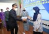Wakil Walikota Malang, Sofyan Edi Jarwoko menyerahkan dokumen data keluarga beresiko stunting kepada TPK Kota Malang