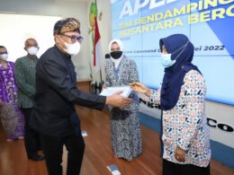 Wakil Walikota Malang, Sofyan Edi Jarwoko menyerahkan dokumen data keluarga beresiko stunting kepada TPK Kota Malang