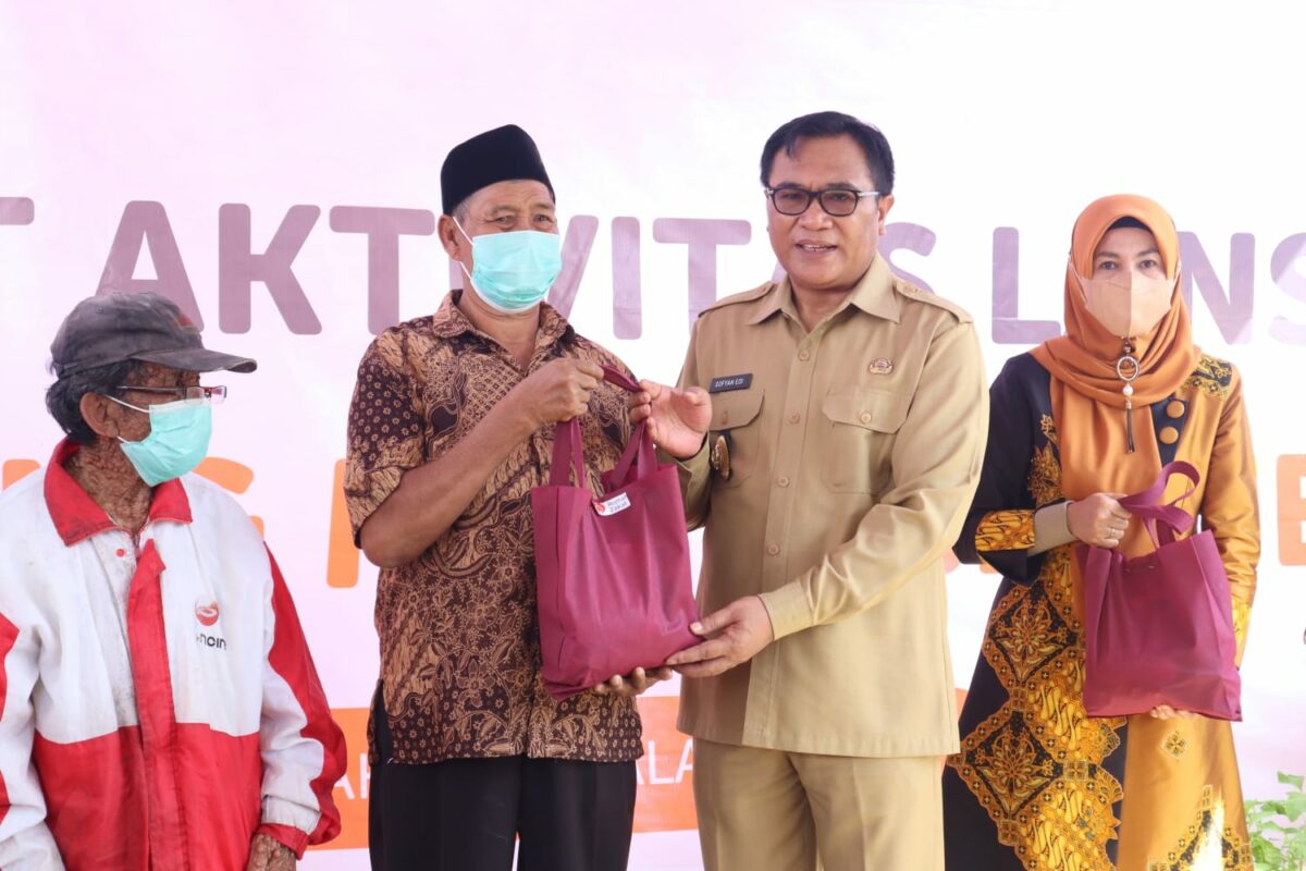 Wakil Walikota (Wawali) Malang, Sofyan Edi Jarwoko, memberikan bantuan kepada salah satu Lansia (ist)
