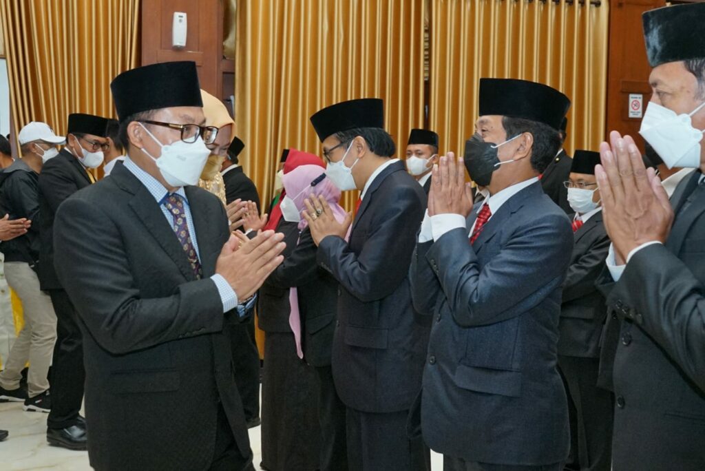 Wali Kota Malang, H Sutiaji, memberi ucapan selamat kepada pejabat yang baru saja dilantik. (ist)