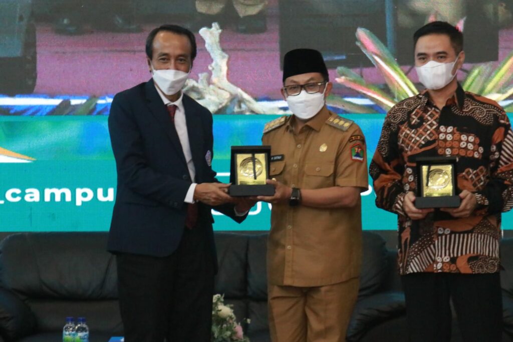 Walikota Malang, H Sutiaji dan Dirjen Pendidikan Vokasi, Wikan Sakarinto, menerima cinderamata dari Direktur Polinema Supriatna Adhisuwignjo.
